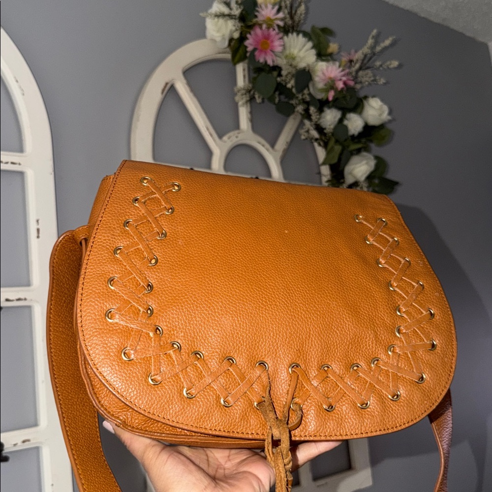 VIOLETTA  Tan Leather Crossbody Bag 🎀🎀🎀